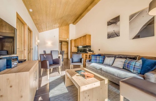 Champagny-en-Vanoise Apartment | 50m from ski slopes, 5th floor, balcony, parking, tv, ski locker, 72m², Champagny-en-Vanoise