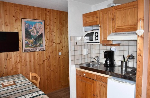 Pralognan-la-Vanoise Apartment | 50m from ski slopes, 5th floor, balcony, tv, ski locker, 19m², Pralognan-la-Vanoise