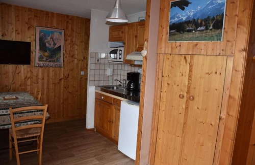 Pralognan-la-Vanoise Apartment | 50m from ski slopes, 5th floor, balcony, tv, ski locker, 19m², Pralognan-la-Vanoise