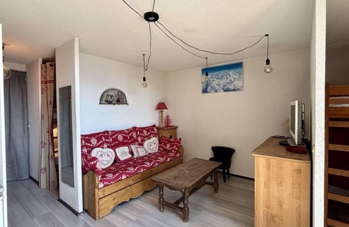 Eclose-Est Apartment | 50m from ski slopes, 1st floor, tv, ski locker, 27m², Alpe d'Huez