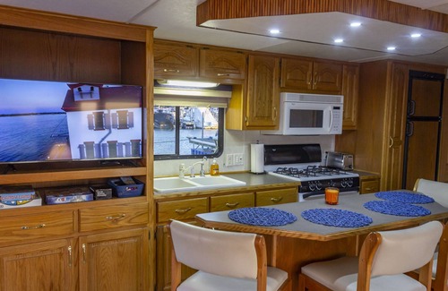 Lorain Boat Rental | 52-Foot Houseboat on Lake Erie-Sleeps 6! Walleye Fishing Capitol of the World!