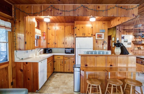 North Wawona Cabin | (53) Creekside Cabin at The Redwoods In Yosemite