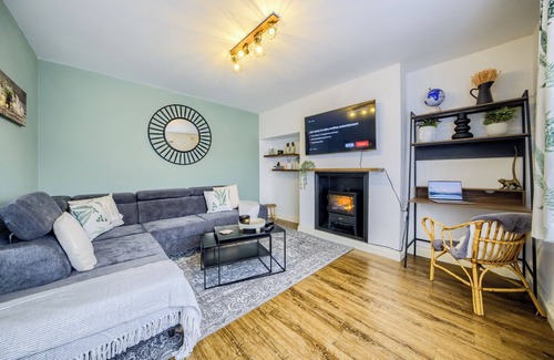 Acresford House | 53QMC Sleeps 9| Driveway |Pool Table I Parking
