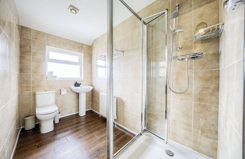 Acresford House | 53QMC Sleeps 9| Driveway |Pool Table I Parking