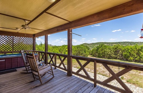 Fredericksburg Cabin | 54 m² Cabin ∙ 1 bedroom ∙ 2 guests