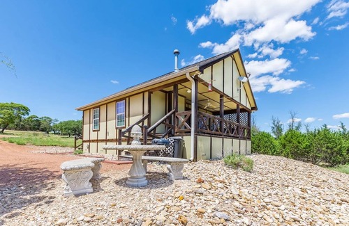 Fredericksburg Cabin | 54 m² Cabin ∙ 1 bedroom ∙ 2 guests