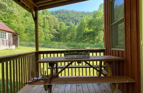 Waneta Cabin | 540-acre farm with trails, creeks, animals & nearby attractions