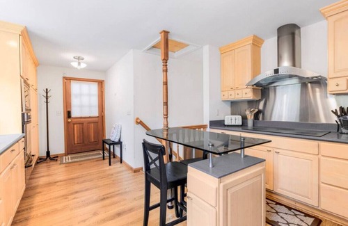 Pinehurst House | 547 Northgate · Cheerful 4b3b house in North Seattle/10 mins to UW