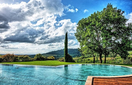 Petrognano Villa | 550 m² Villa ∙ 8 bedrooms ∙ 16 guests