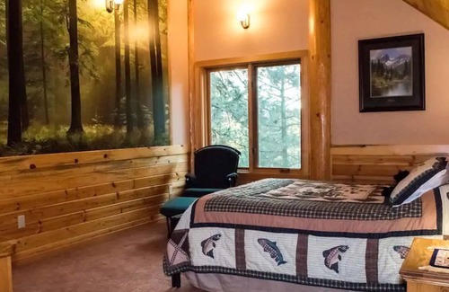 Viola Apartment | 550 sq. ft. private suite on the upper floor of an amazing modern log home.
