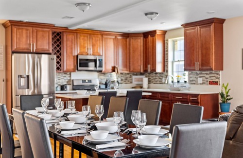Quincy Apartment | 555-2 - 6BR - Quincy Spacious Apt near Perry Beach