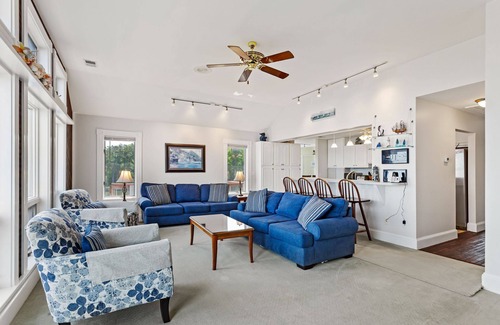 Colington Harbour House | 5550 Lighthouse Pointe * Waterfront