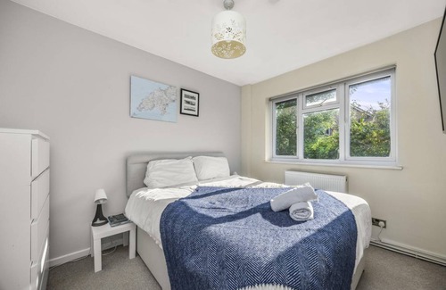 Broadbridge Heath House | 57 m² House ∙ 2 bedrooms ∙ 4 guests