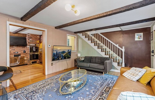 Norwich House | 5BD/2BA Cabin-Style Home in the Heart of Norwich, Close to Casinos
