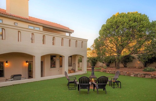 Santa Fe House | 5bd, 3.5bath home - family & pet friendly,11 min to downtown area, fireplaces