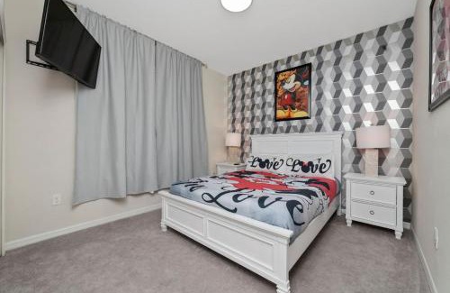Loughman House | 5BD Sleeps 14 Mickey Home with Pool and BBQ