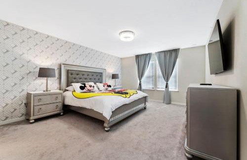 Loughman House | 5BD Sleeps 14 Mickey Home with Pool and BBQ