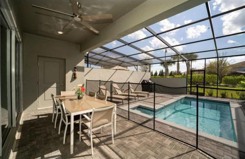 Loughman House | 5BD Sleeps 14 Mickey Home with Pool and BBQ