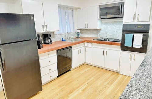 Reno House | 5Bdr/3Baths/7TVs/Sleeps18/11 Beds/Pet OK