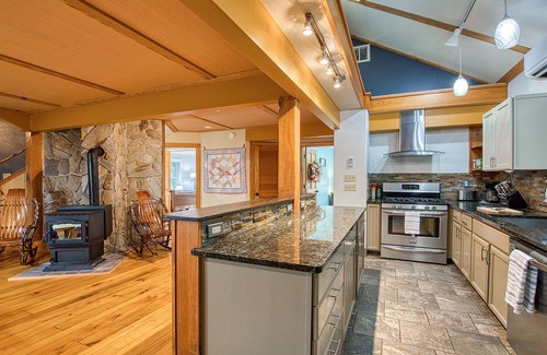 Bryson City Cabin | 5Br 2 Kitchens Custom Home Pool Table 1 mi downtown Starlink fastest internet
