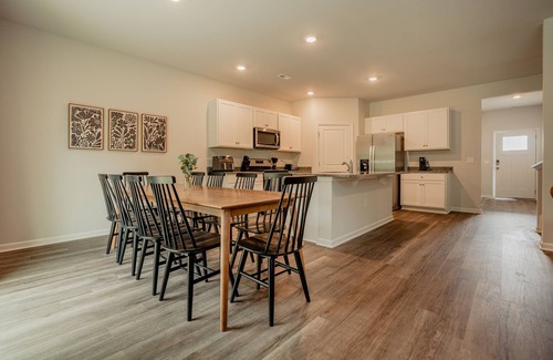 Wilmington House | 5BR/3B, Sleeps 13, Pets+, Garage - Maroon