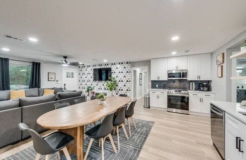Denton House | 5BR/3BA walking distance to UNT with covered patio
