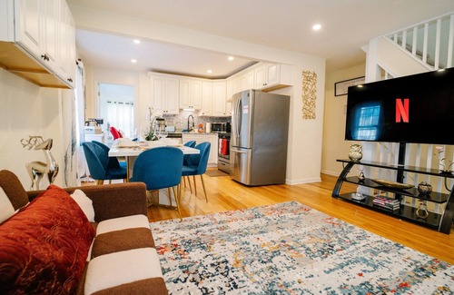Falls Church House | 5BR/4BA HomeI Backyard in VA!