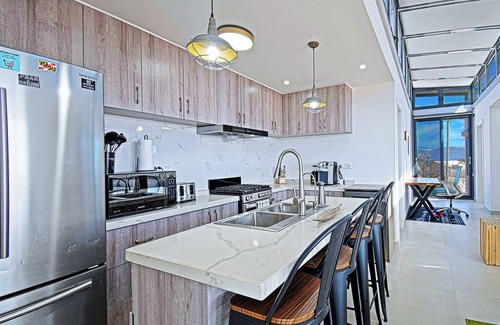 El Sargento House | 5BR/4BA repurposed shipping containers. Game room w/smart darts, shuffleboard, video games, Infinity board game, new 8 person hot tub, multiple decks w/firepits, fast Wifi (250 mb+)w/Starlink backup. Use of 2 SUPs. Daily housekeeping optional.