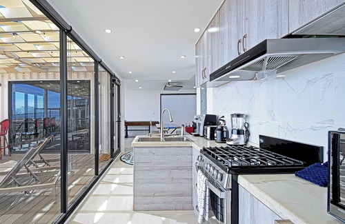El Sargento House | 5BR/4BA repurposed shipping containers. Game room w/smart darts, shuffleboard, video games, Infinity board game, new 8 person hot tub, multiple decks w/firepits, fast Wifi (250 mb+)w/Starlink backup. Use of 2 SUPs. Daily housekeeping optional.