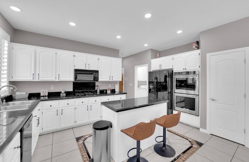 Henderson House | 5BR 4FB Sweet Home with Strip View!