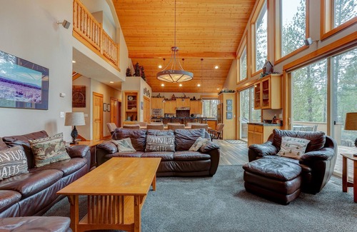 Overlook Park House | 5BR+Bunk,5.5BA,4 King,Near SHARC Pool,Hot tub,WiFi,A/C,Bikes,EV Chrg