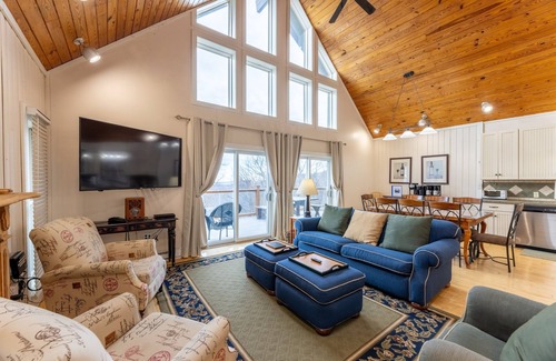 Snowshoe Ski Chalet | 5BR Chalet Stunning Views,Hot Tub,Walk to Slopes