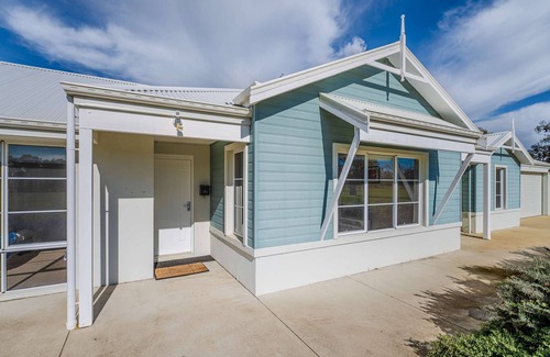 Lake Clifton House | 5BR Large Country Retreat on 40Ha Near Lake Clifton