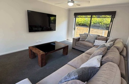 Mount Clear House | 5BR Mount Clear Manor - Sleep Up To 10 Guests!