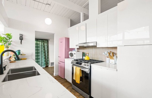 Loma Alta House | 5BR Retreat: Game Room, Hot Tub, 10 Min to Beach