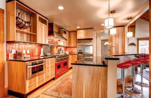 Warrior's Mark West House | 5BR Ski in Out Mountain Getaway with Hot Tub and Views