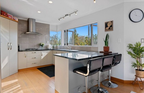 Kawaha Point House | 5BR-Sleeps 12, 50m to Lake Near CBD & Attractions