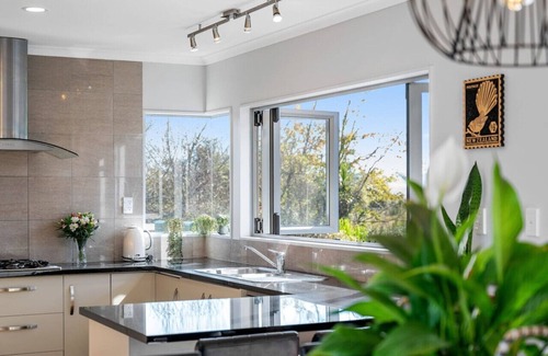 Kawaha Point House | 5BR-Sleeps 12, 50m to Lake Near CBD & Attractions