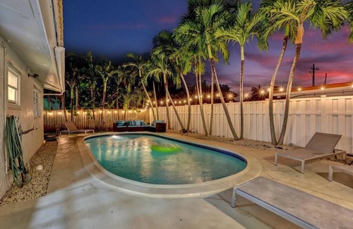 Lighthouse Point Villa | 5BR Stunning Villa Heated Pool & Jacuzzi10mins to the Beach!