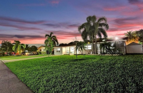 Lighthouse Point Villa | 5BR Stunning Villa Heated Pool & Jacuzzi10mins to the Beach!