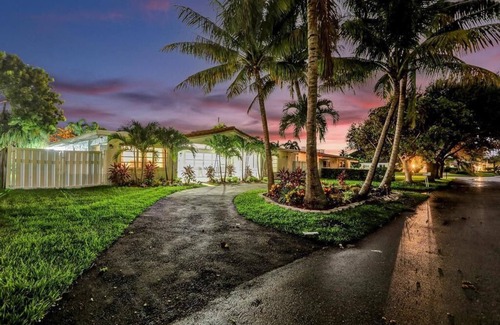 Lighthouse Point Villa | 5BR Stunning Villa Heated Pool & Jacuzzi10mins to the Beach!