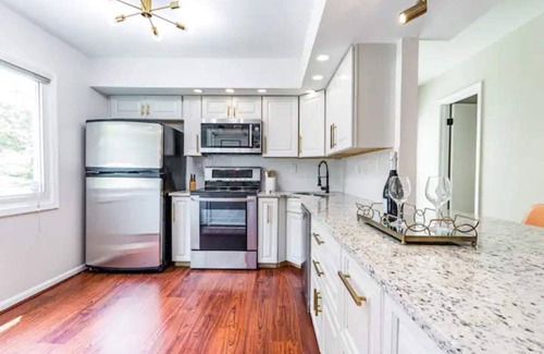 North Raleigh House | 5br townhome close to North Hills! - No Chores -