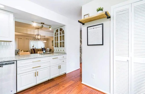North Raleigh House | 5br townhome close to North Hills! - No Chores -