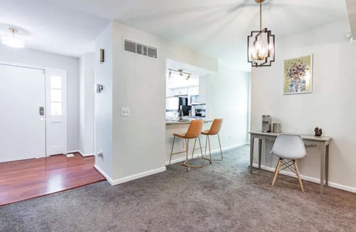 North Raleigh House | 5br townhome close to North Hills! - No Chores -