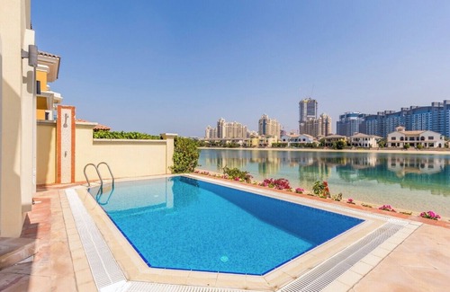 Palm Jumeirah Villa | 5BR Villa with Maid Room and Private Pool on Palm Jumeirah