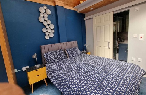 Ashford Bed & Breakfast | 5mins from Designer outlet, Self check in room with private entrance, ensuite