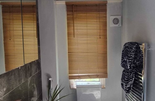 Ashford Bed & Breakfast | 5mins from Designer outlet, Self check in room with private entrance, ensuite