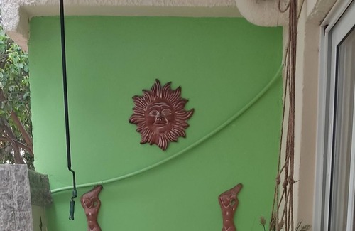 Varkiza Apartment | 5minutes from the sea,the small green house in the garden