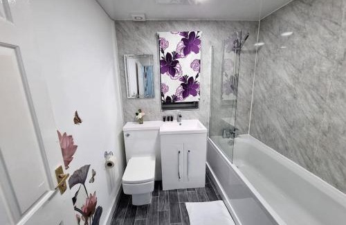 Morley House | *5SM* Setup for your most relaxed & amazing stay + Free Parking + Free Fast WiFi *
