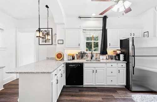 Bryn Mawr House | 5Star:King,Parking,AC,Deck,Train,Uni,Hospital
